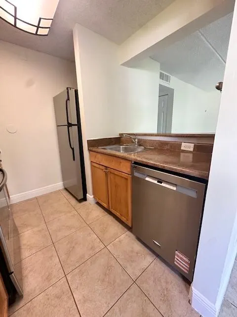 901 Meadows Circle, #901