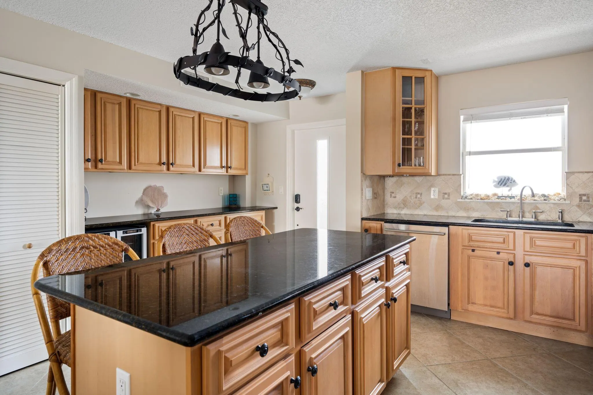 4049 Ocean Drive, #505
