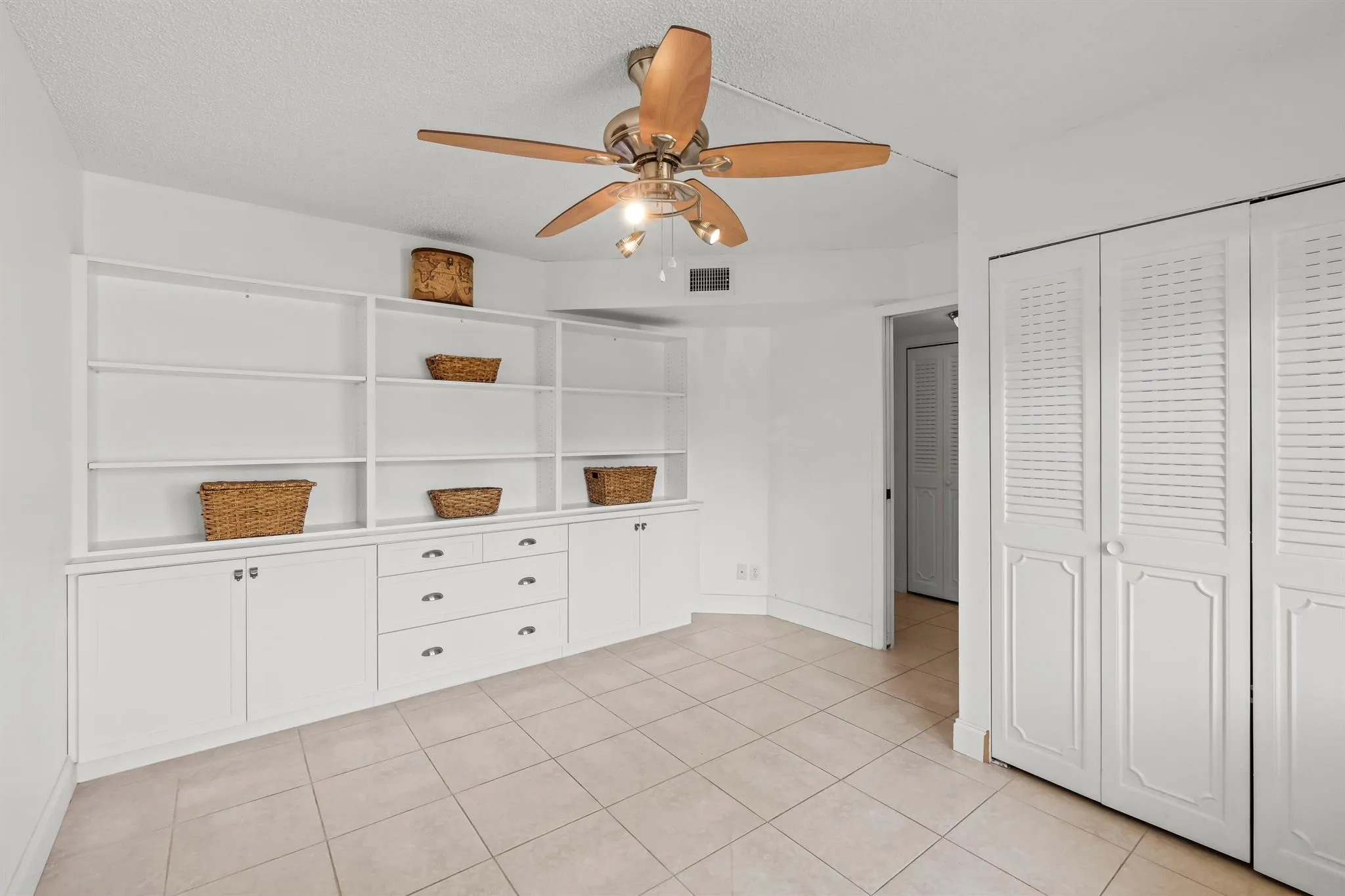 3871 Via Poinciana, #104