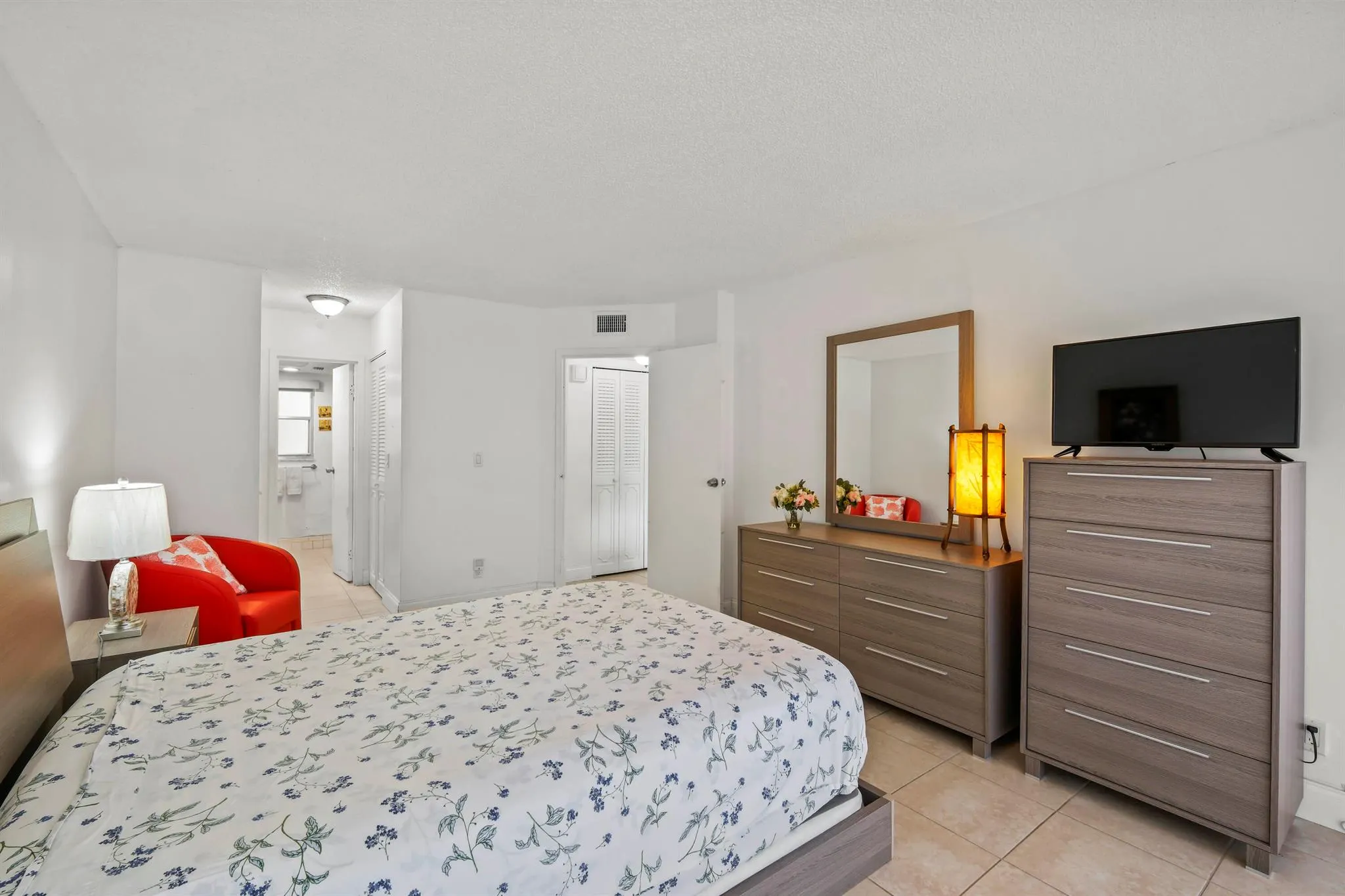3871 Via Poinciana, #104