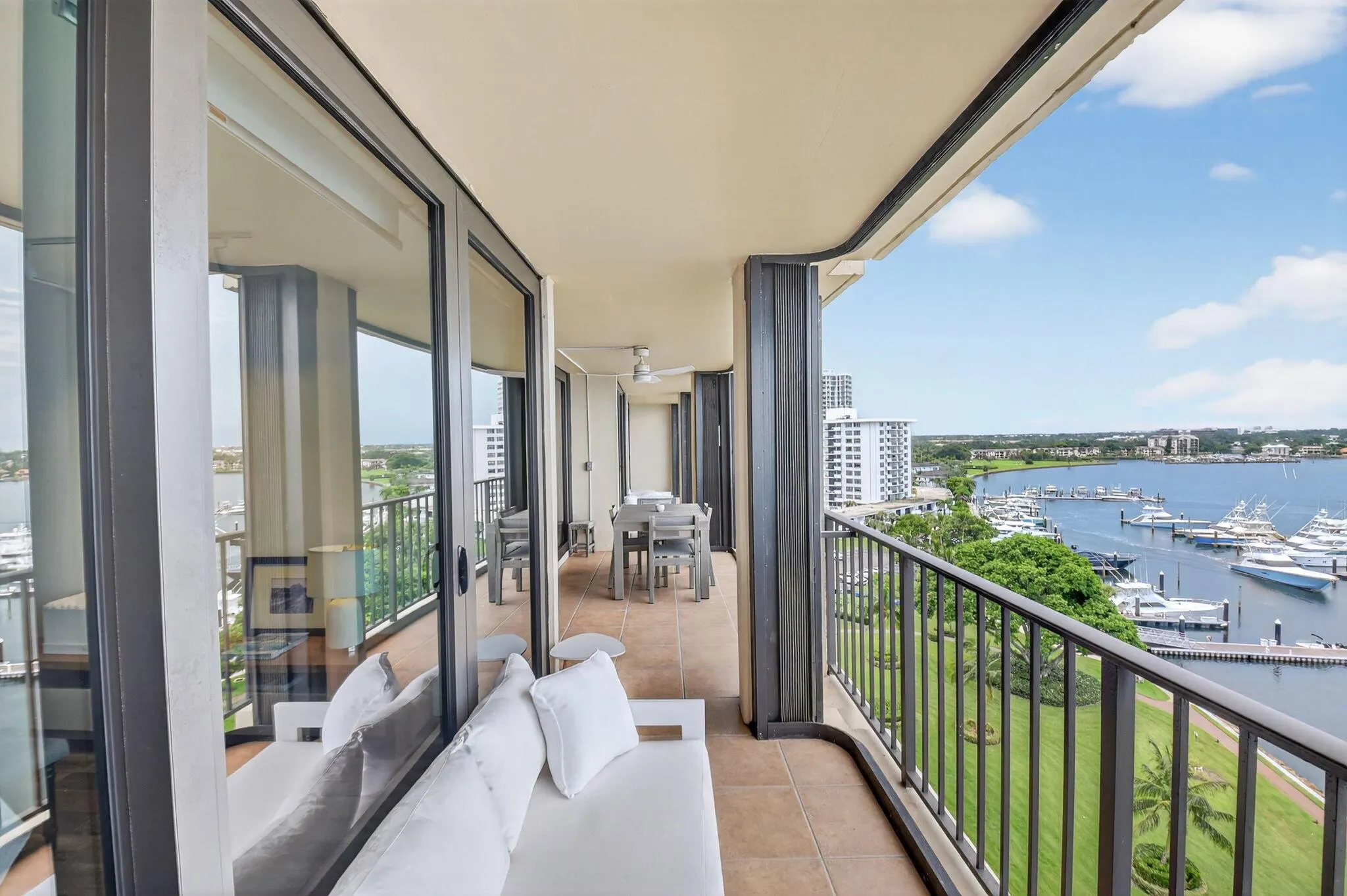 132 Lakeshore Drive, #1118