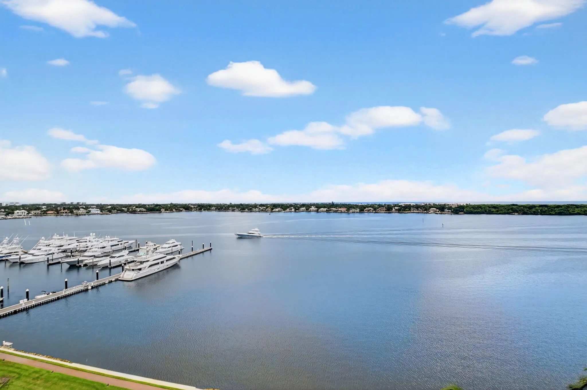 132 Lakeshore Drive, #1118