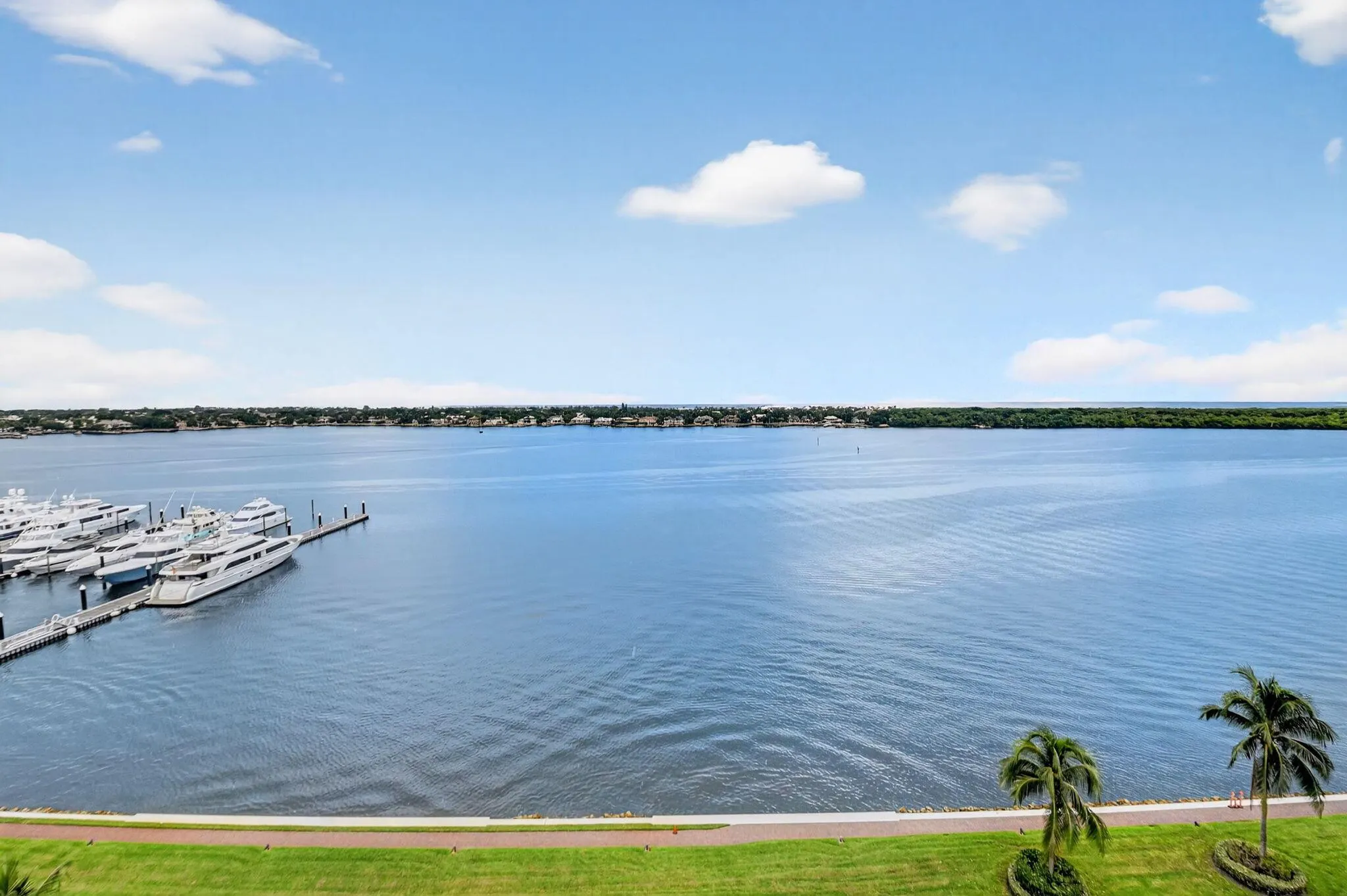 132 Lakeshore Drive, #1118