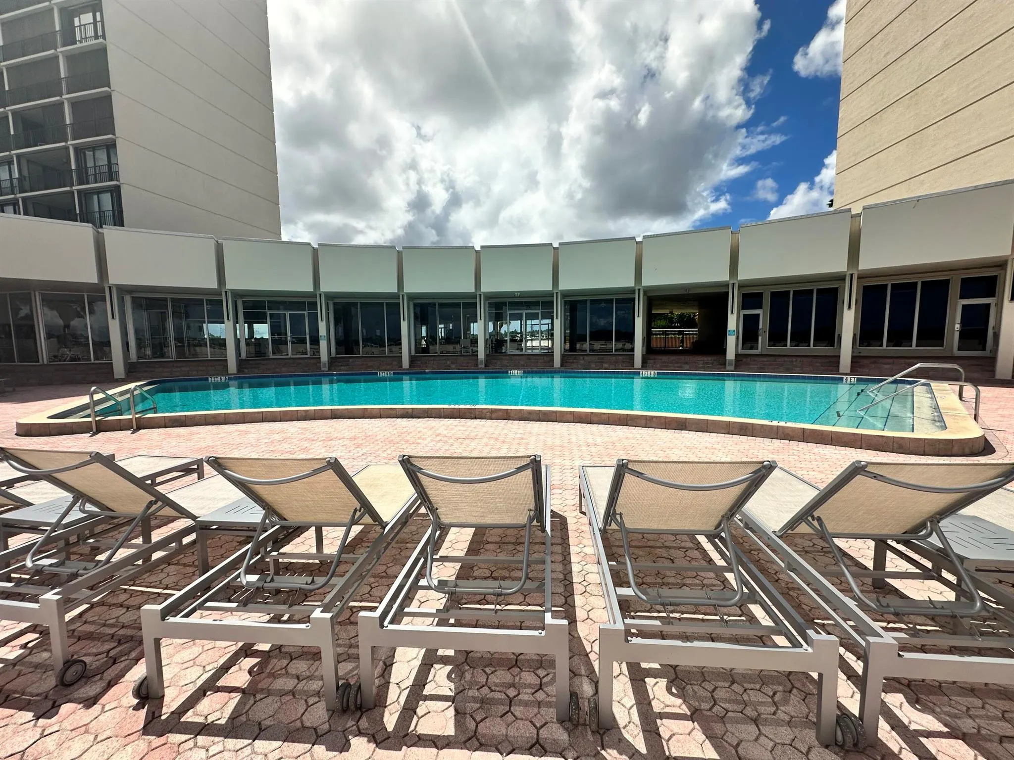 132 Lakeshore Drive, #1118
