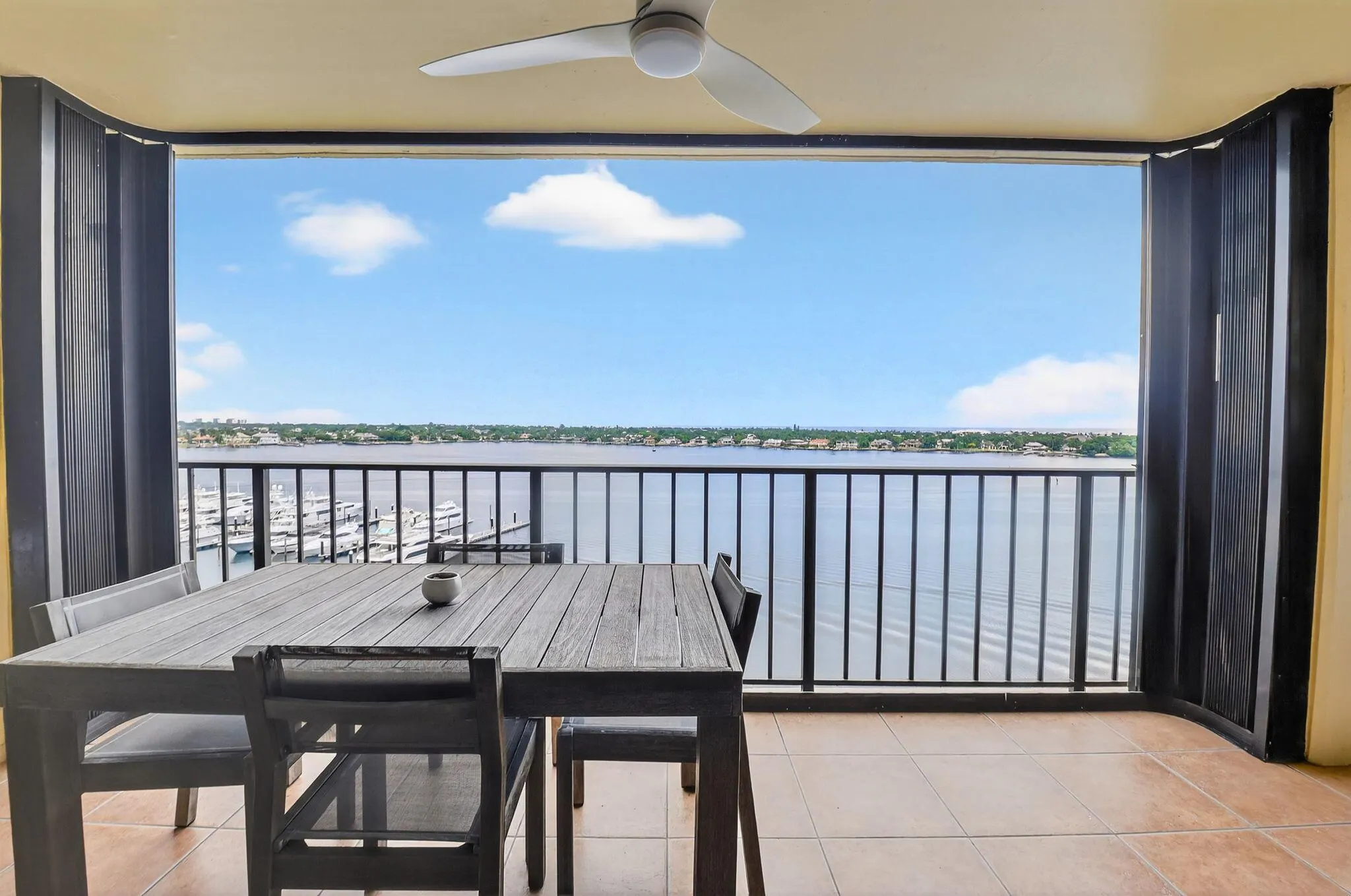 132 Lakeshore Drive, #1118