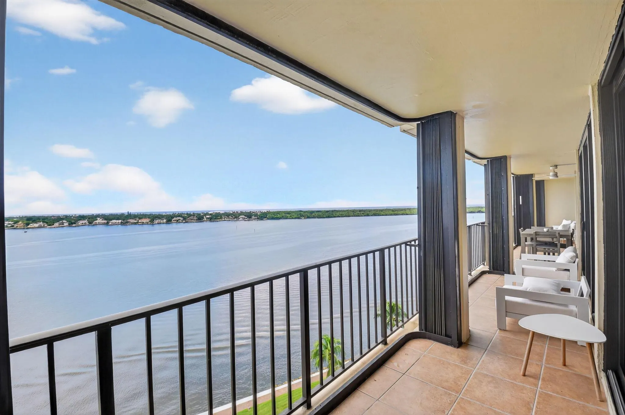 132 Lakeshore Drive, #1118