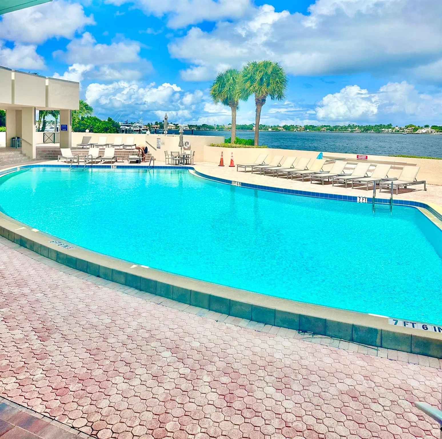 132 Lakeshore Drive, #1118