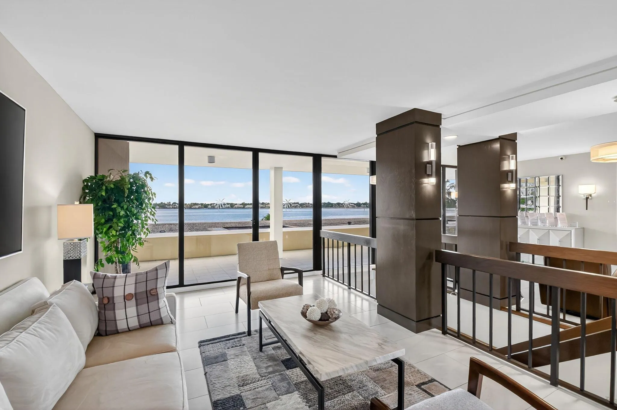132 Lakeshore Drive, #1118