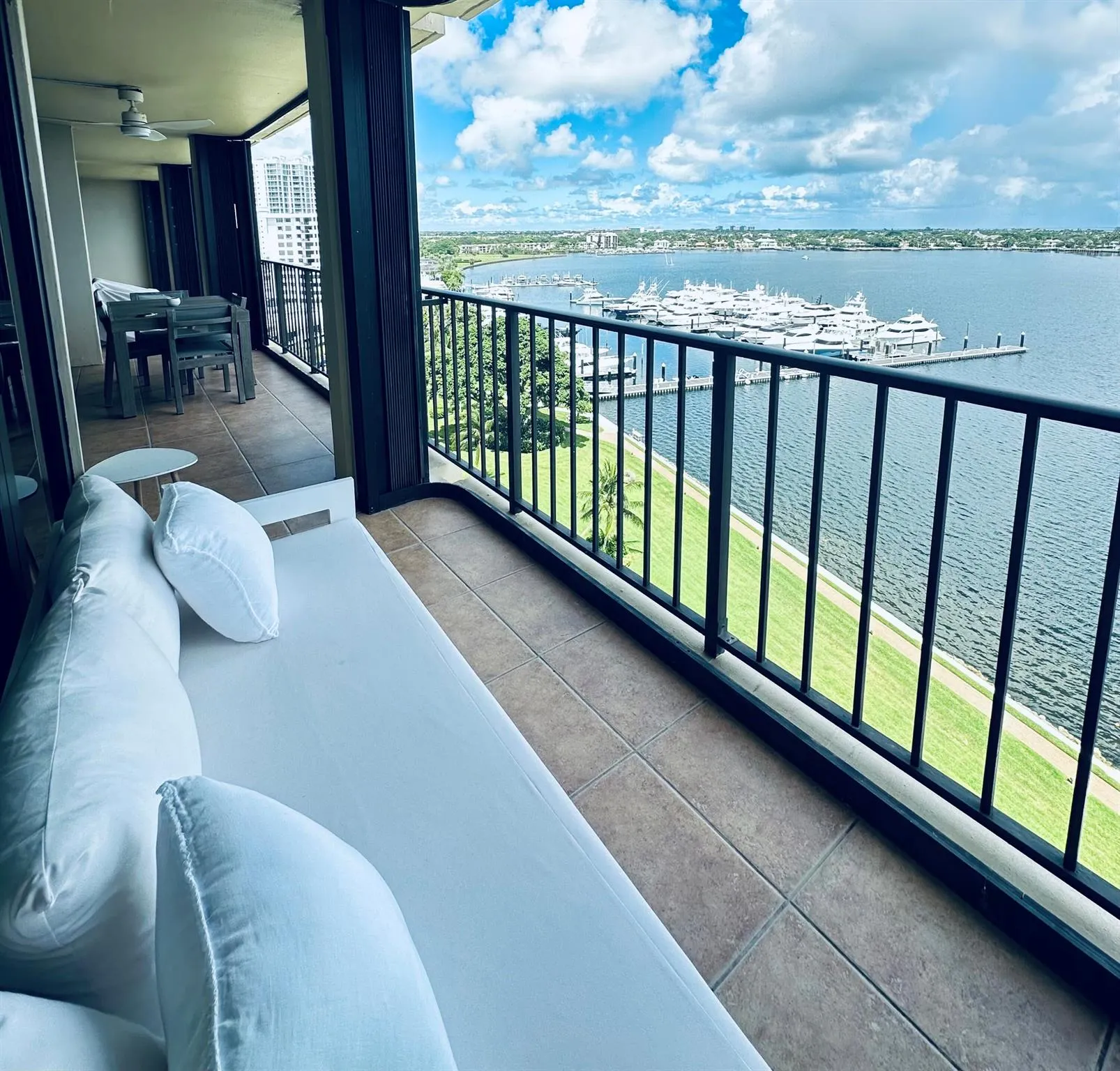 132 Lakeshore Drive, #1118
