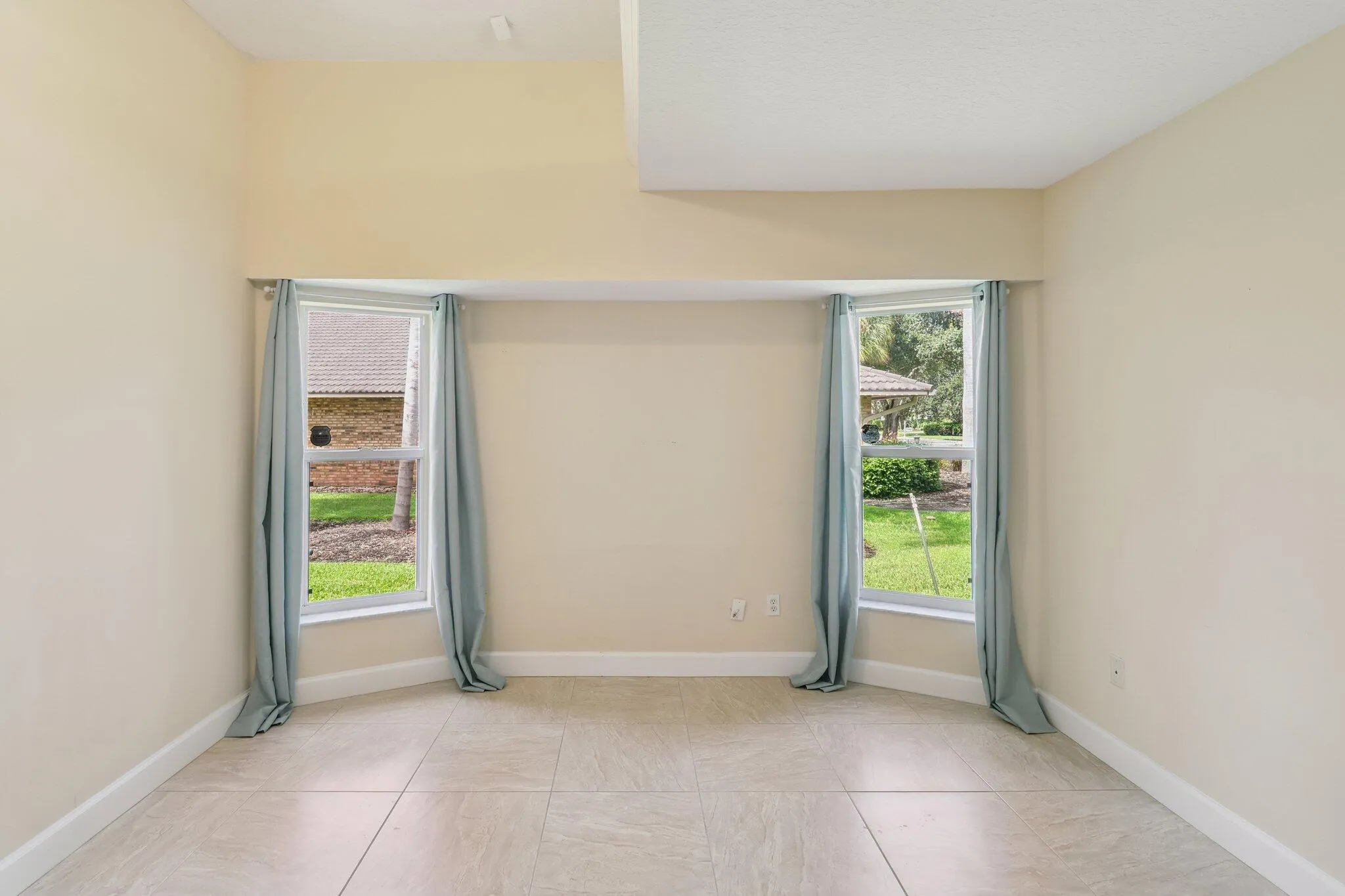 1190 SW Mirror Lake Cove
