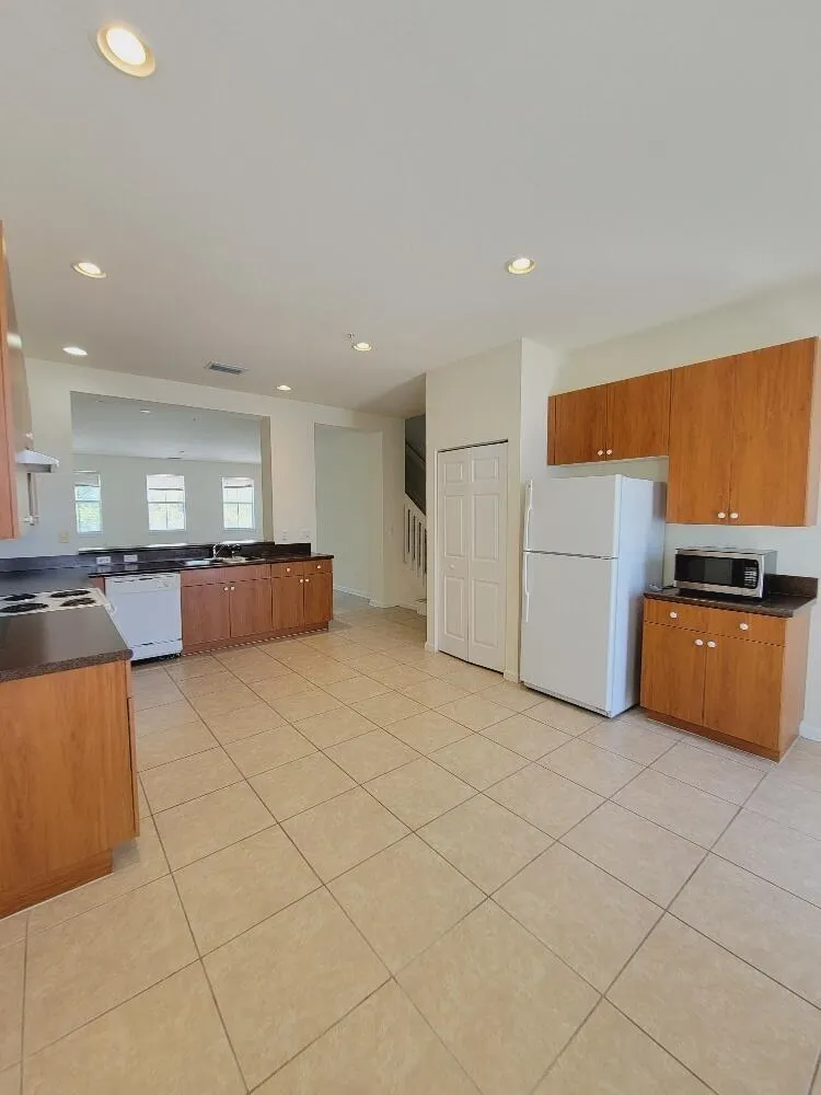 221 Greenwich Circle, #209
