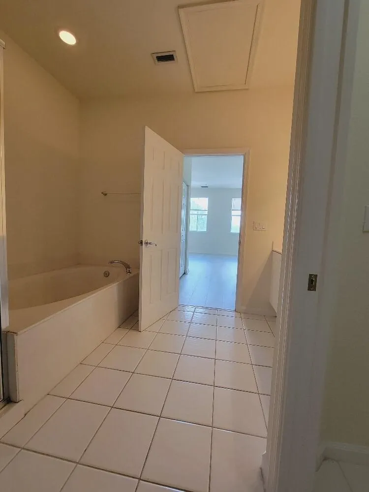 221 Greenwich Circle, #209