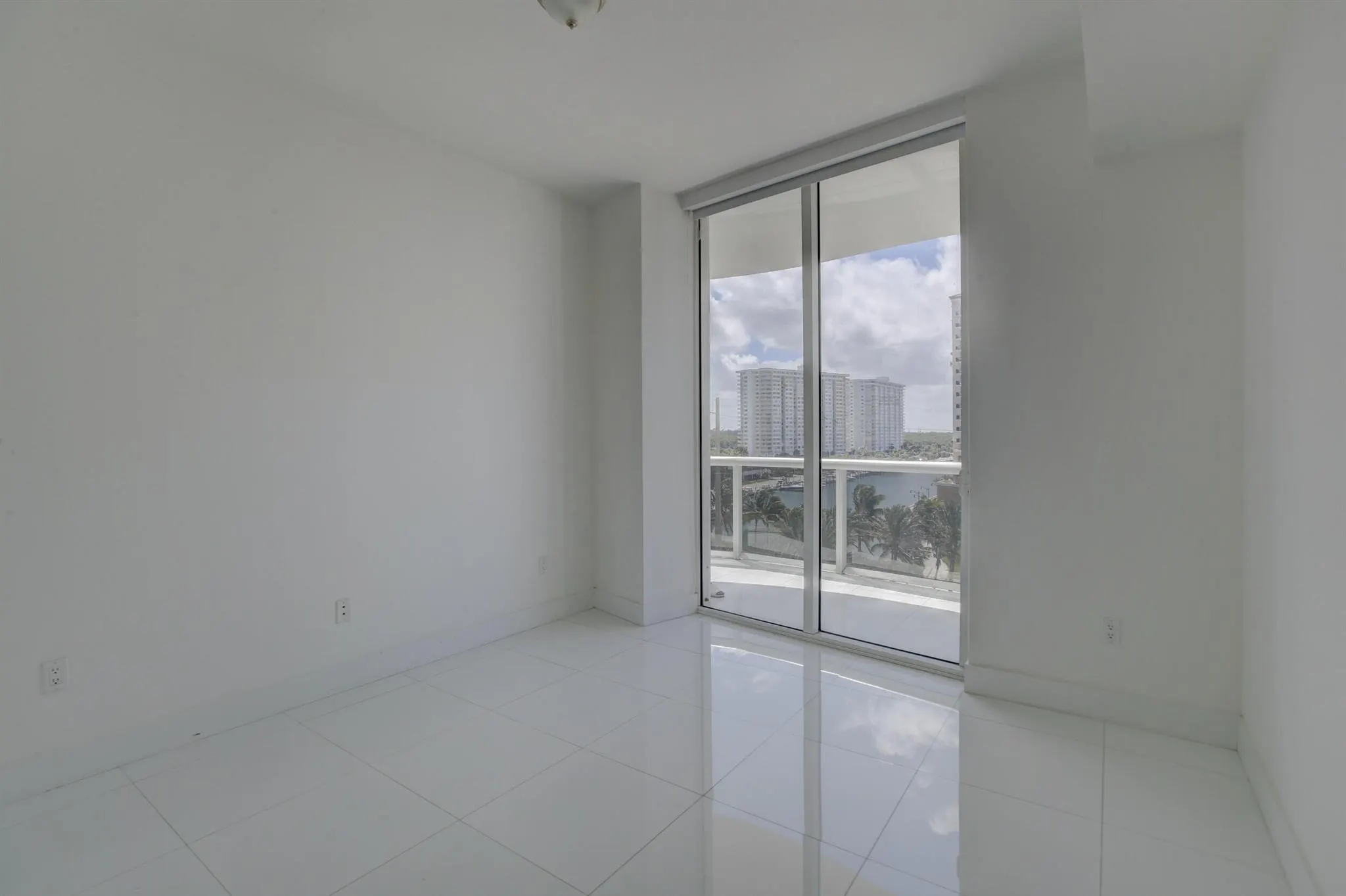 15901 Collins Avenue, #505