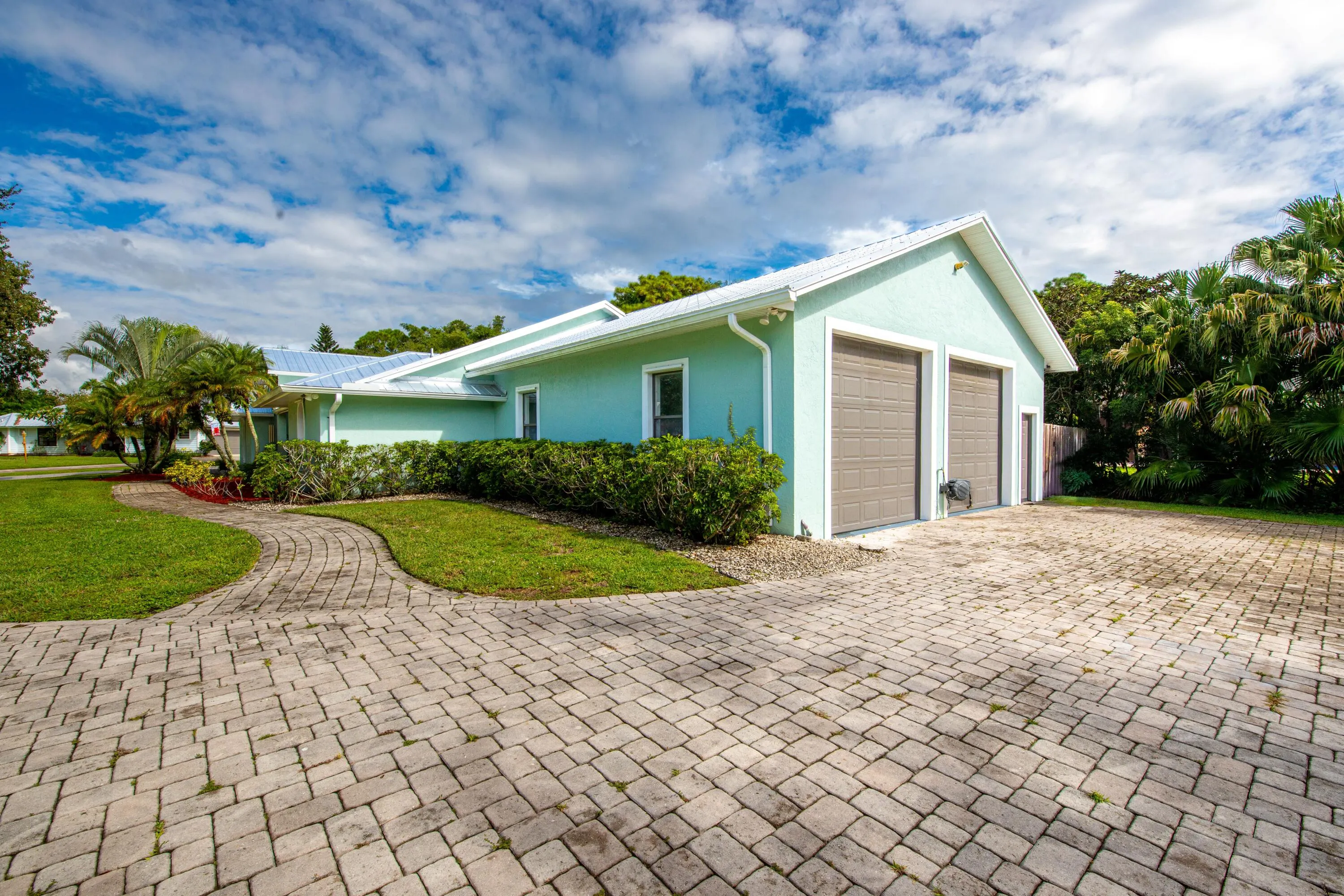 1225 SW Magnolia Bluff Drive