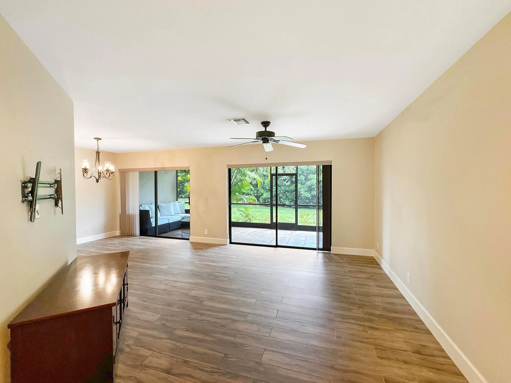 25 Lexington Lane W, #B