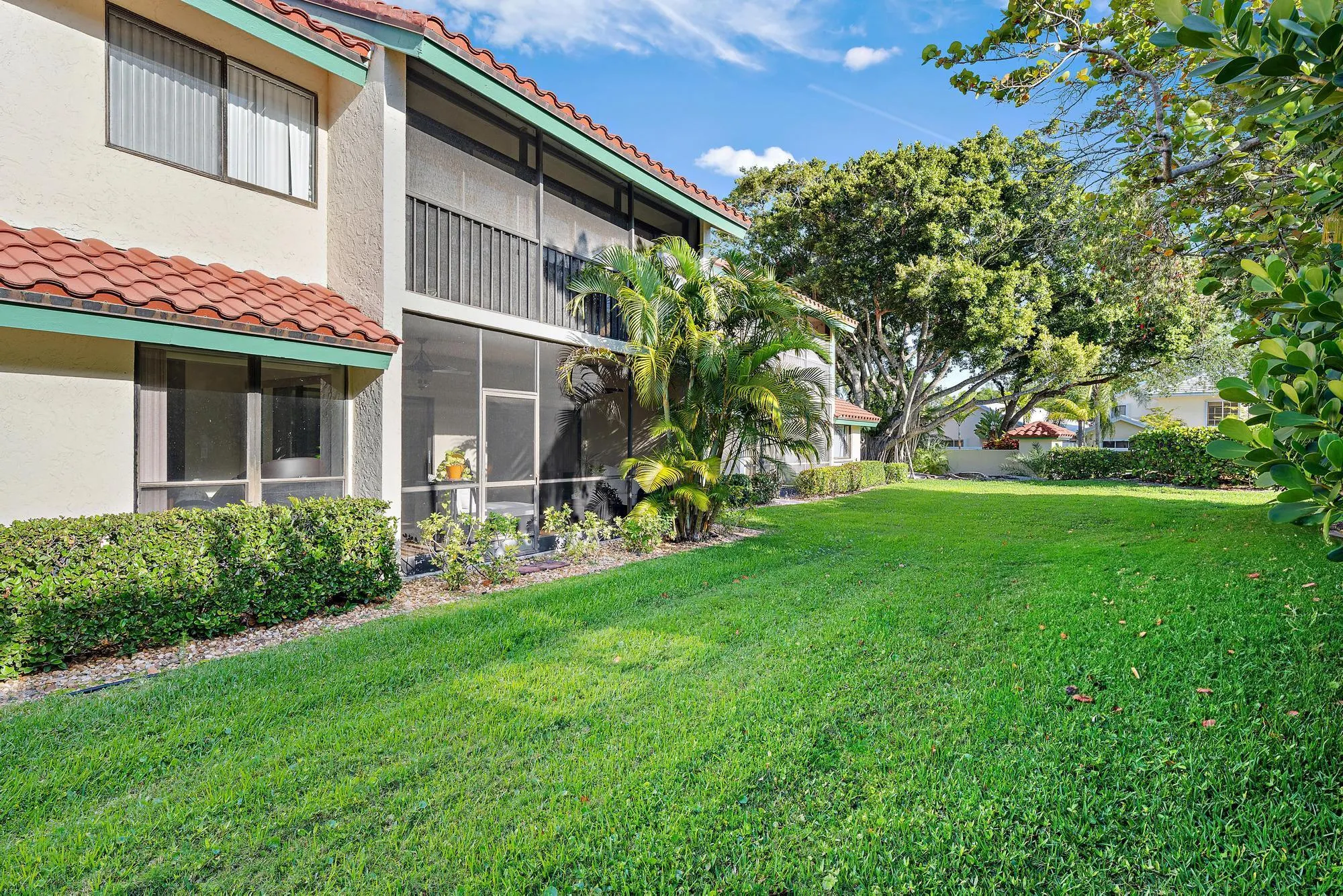25 Lexington Lane W, #B
