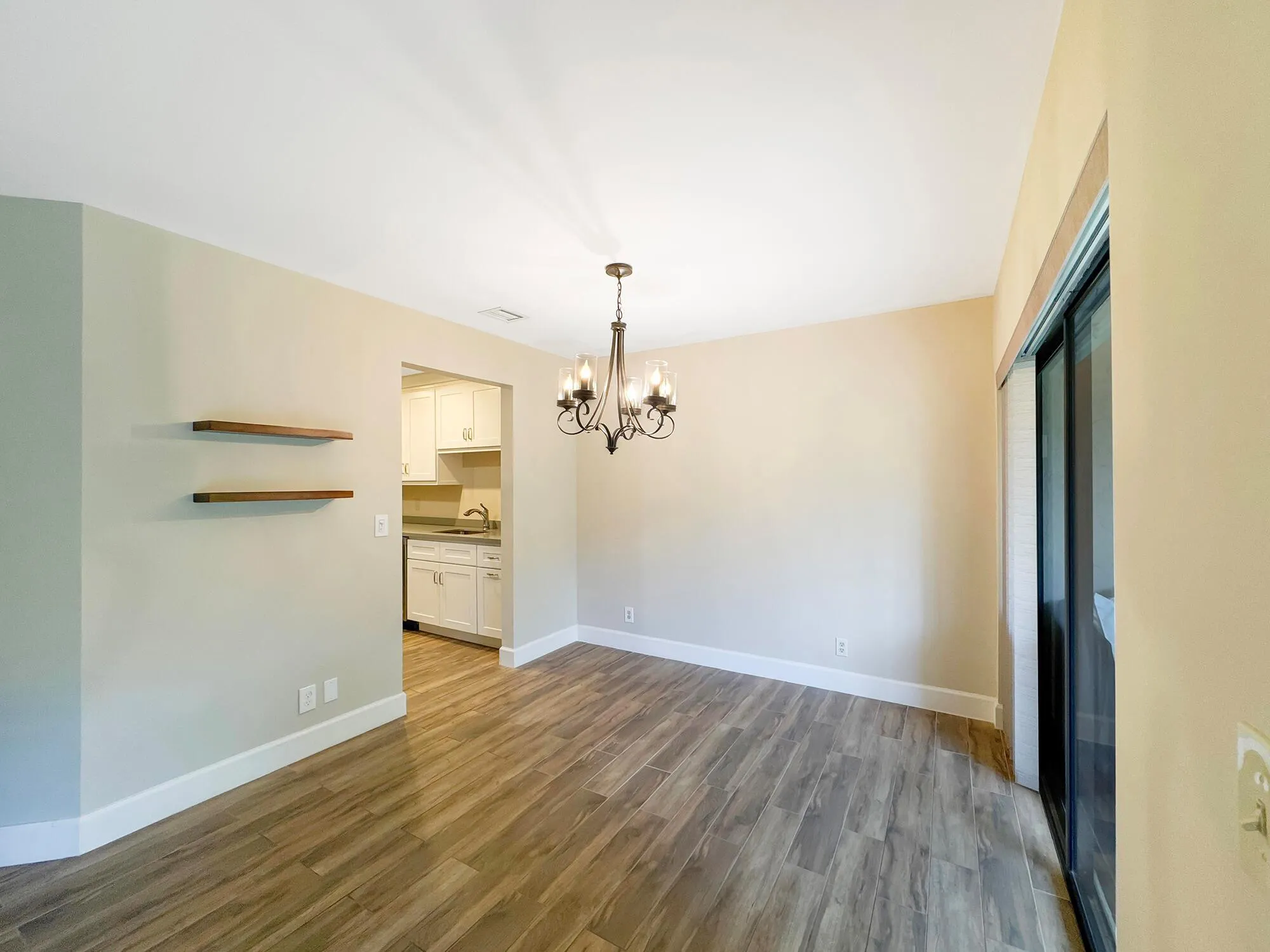 25 Lexington Lane W, #B