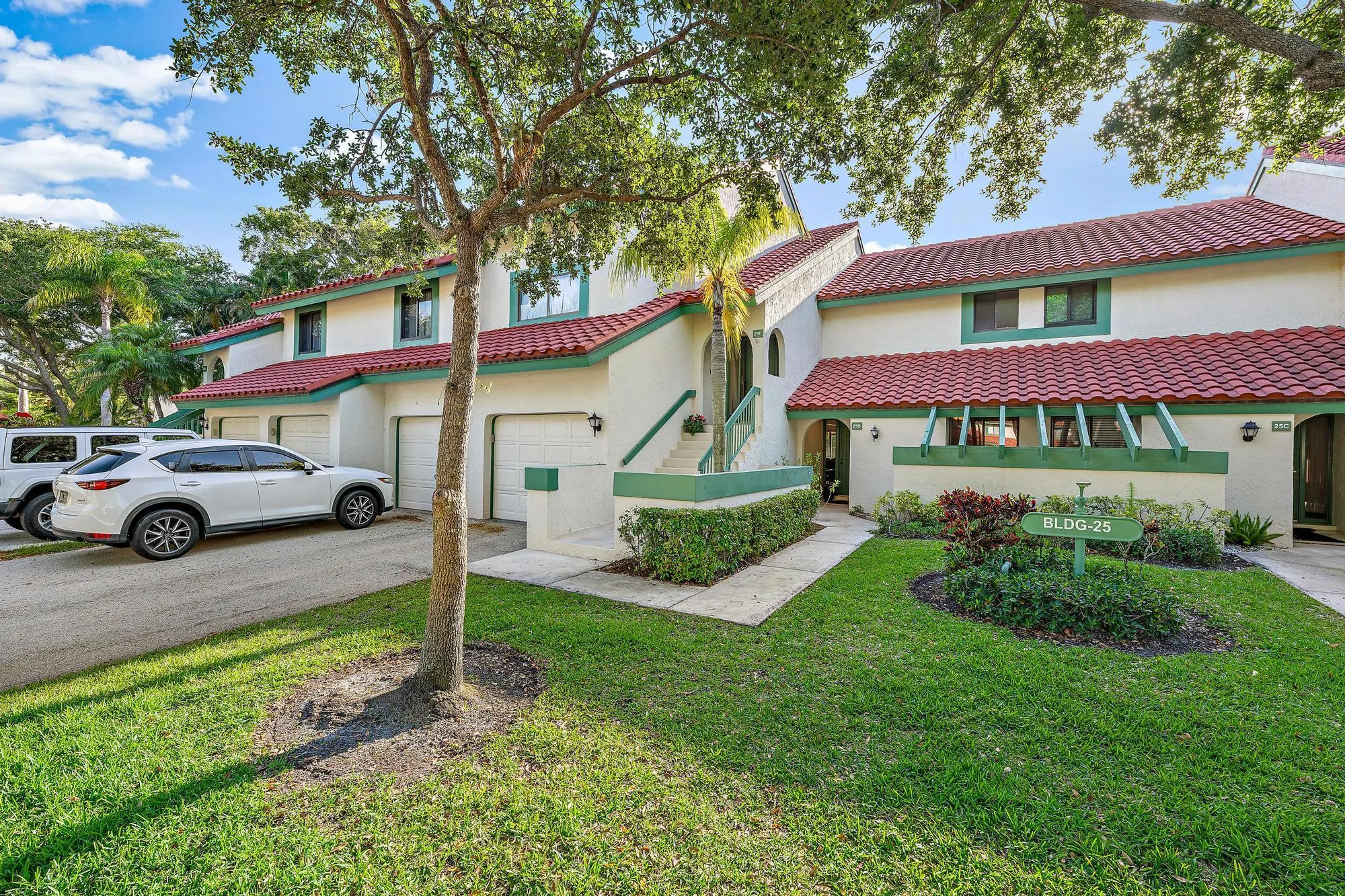 25 Lexington Lane W, #B