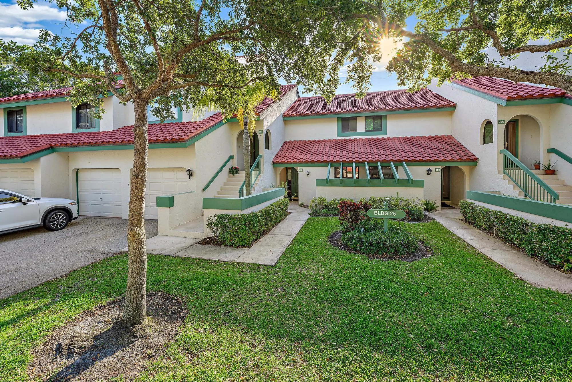 25 Lexington Lane W, #B