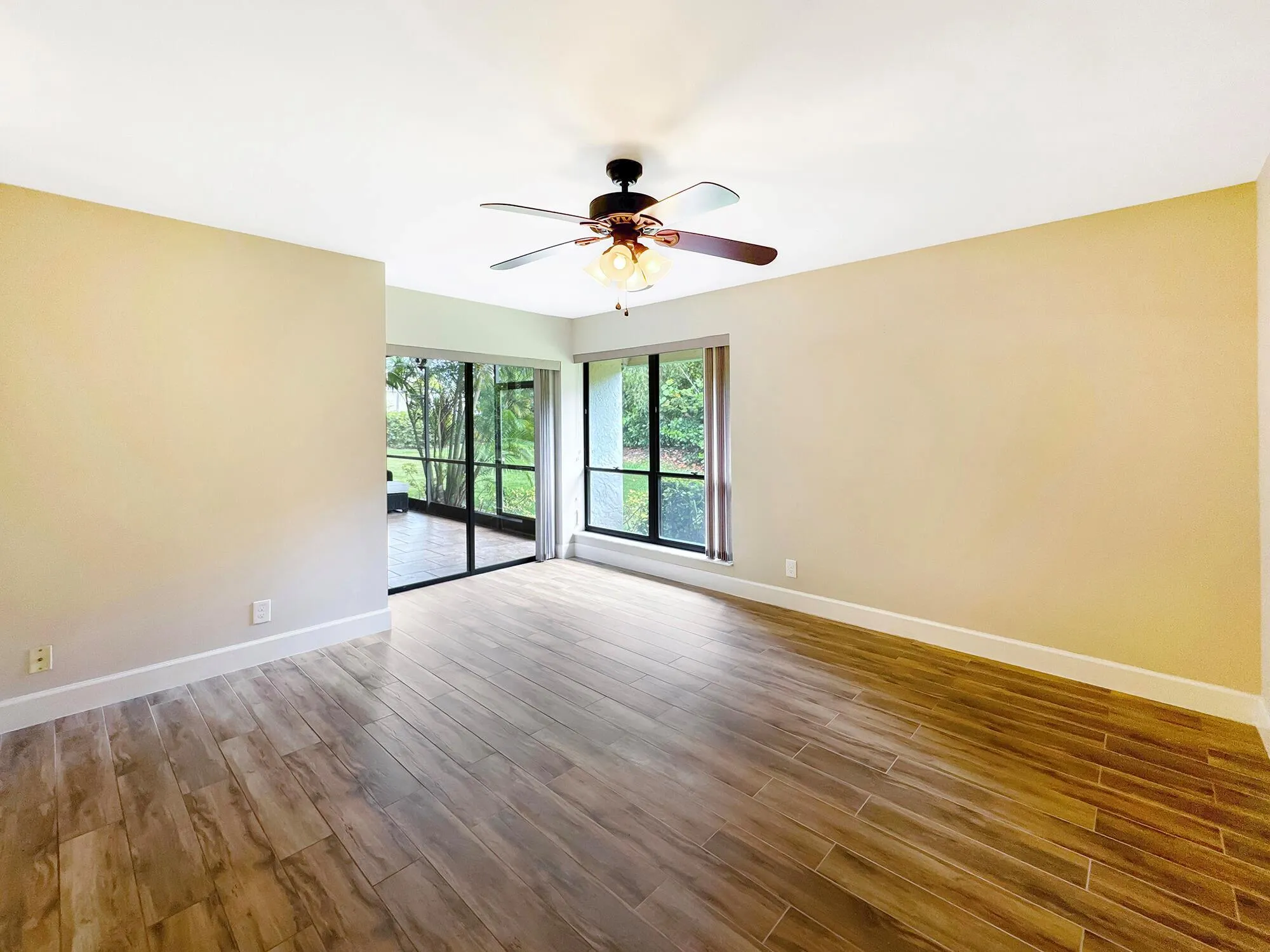 25 Lexington Lane W, #B