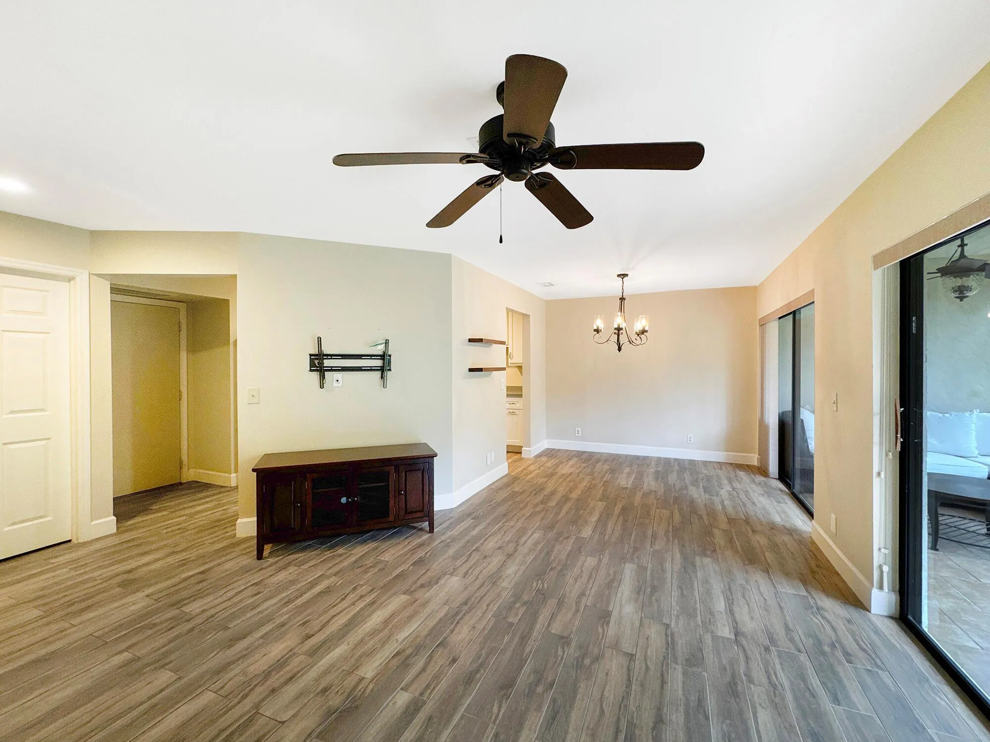 25 Lexington Lane W, #B