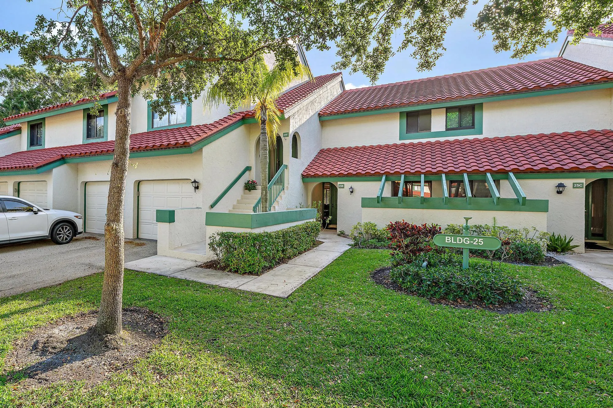 25 Lexington Lane W, #B