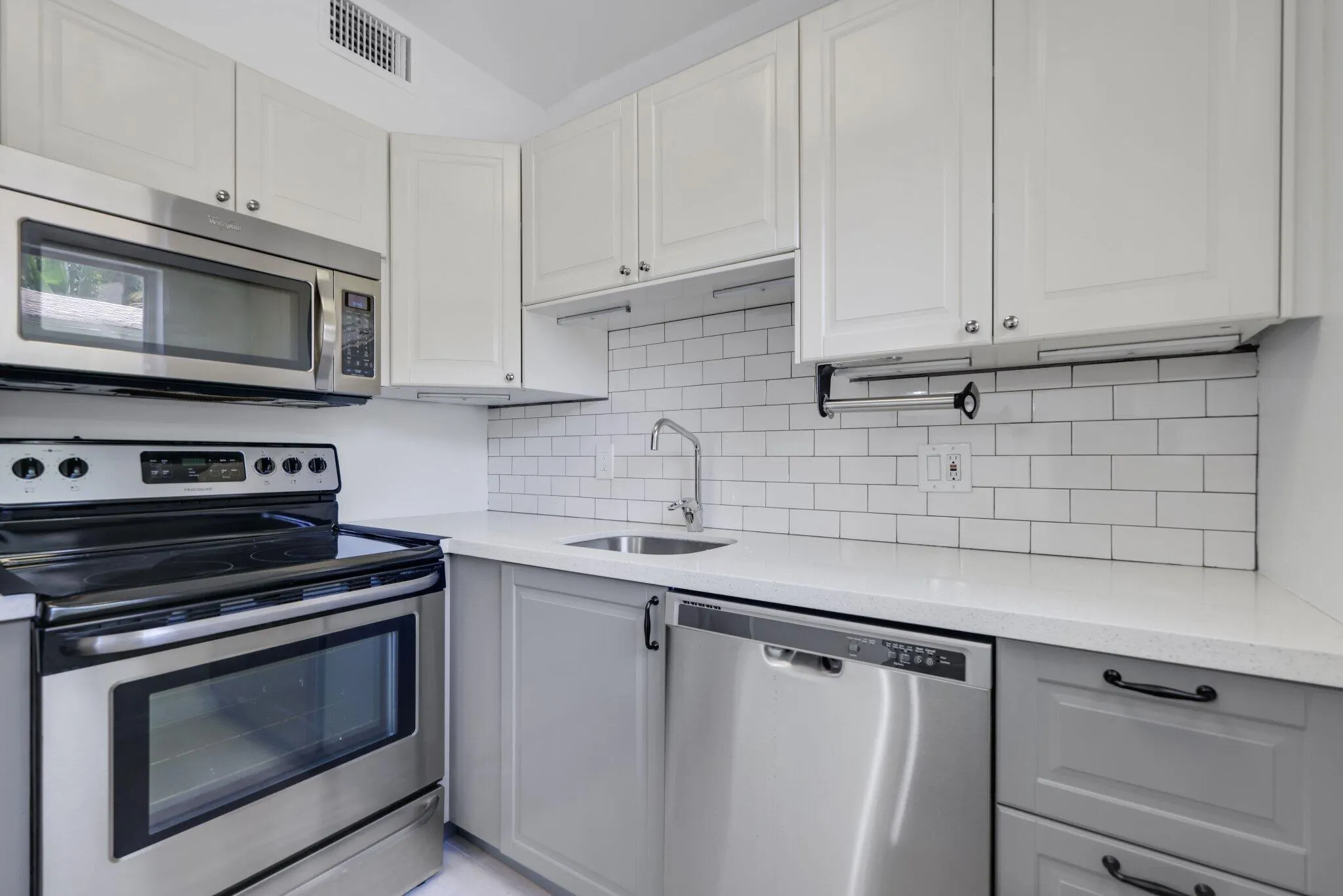609 NE 13th Avenue, #102