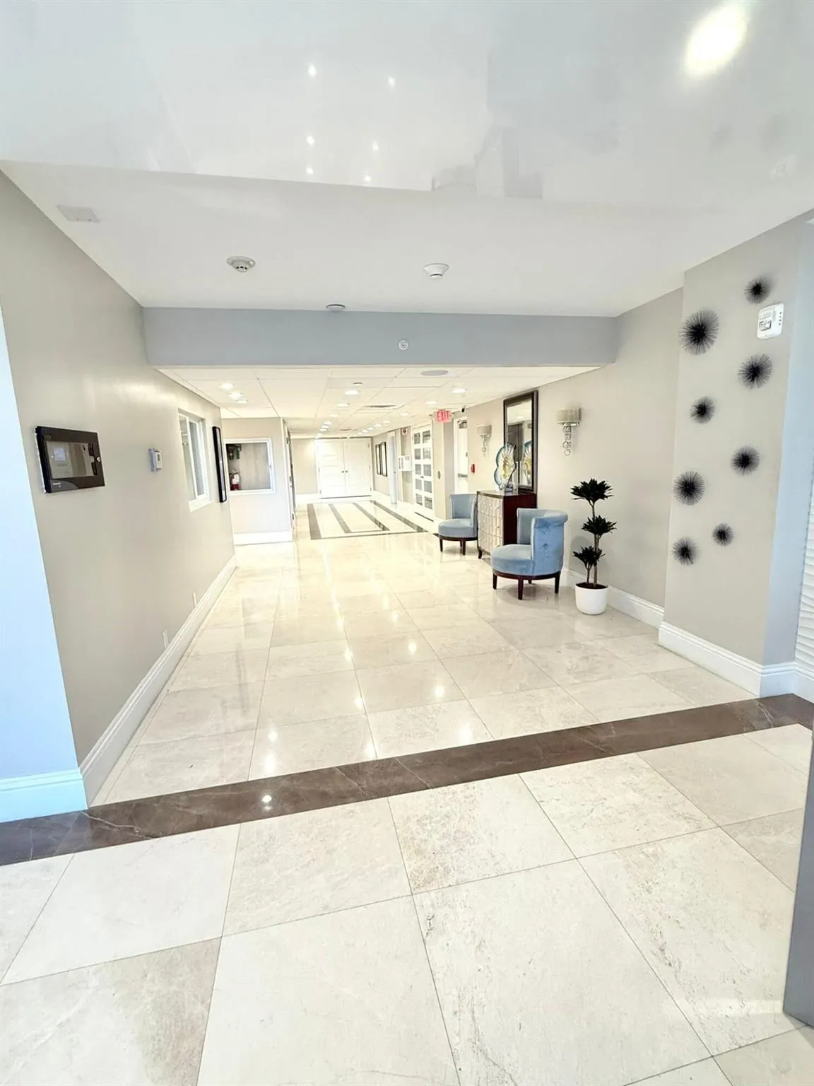 1150 Hillsboro Mile, #707