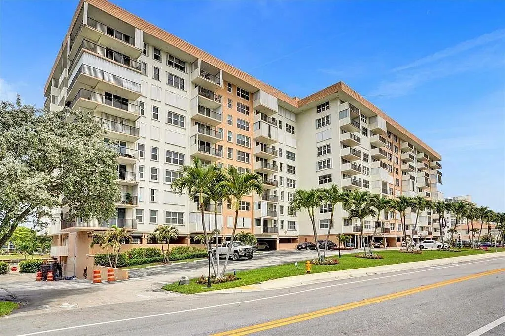 1150 Hillsboro Mile, #707