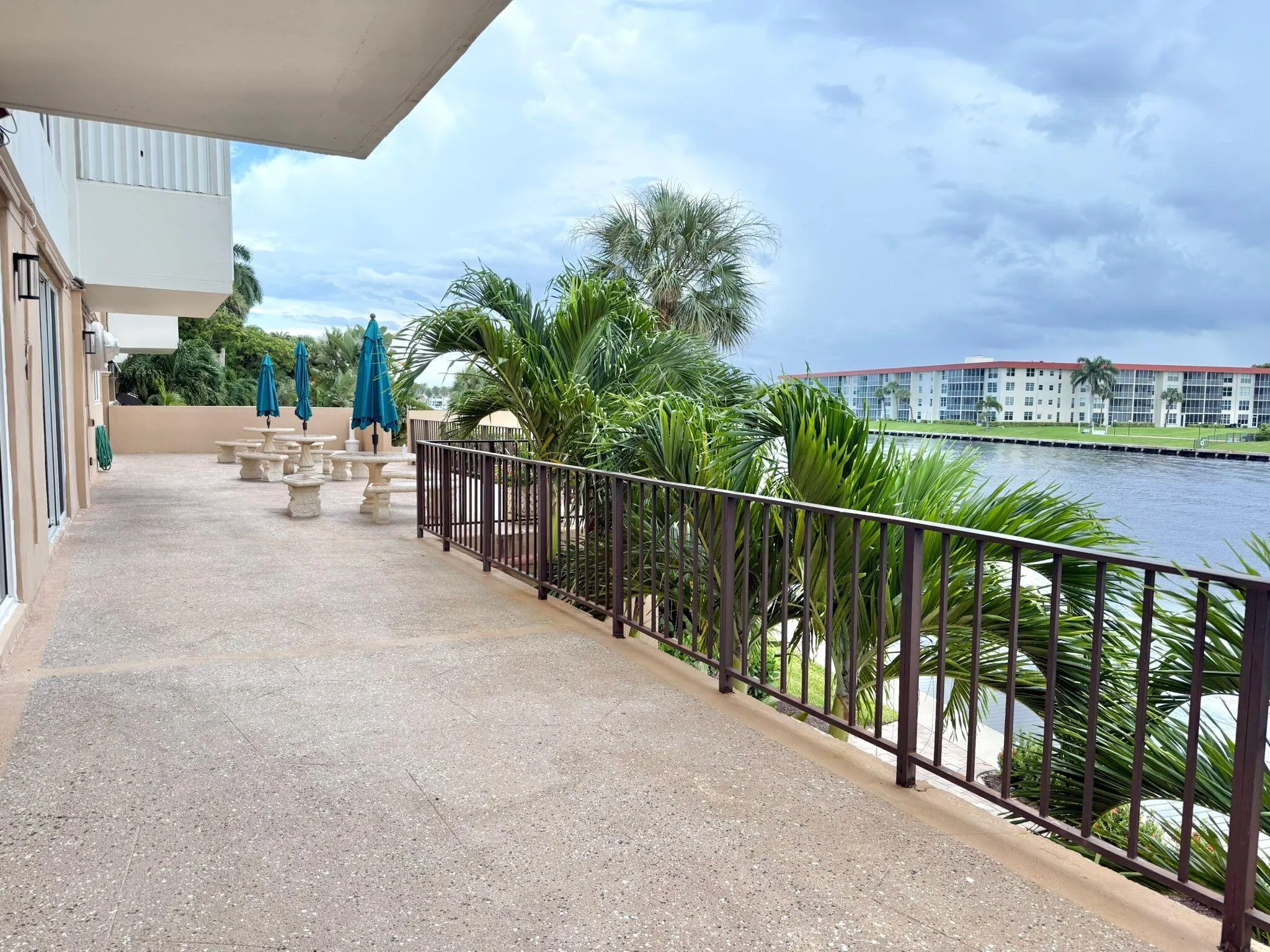 1150 Hillsboro Mile, #707