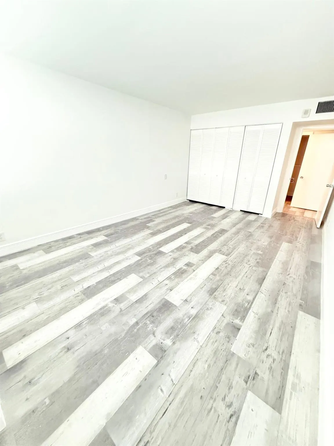 1150 Hillsboro Mile, #707