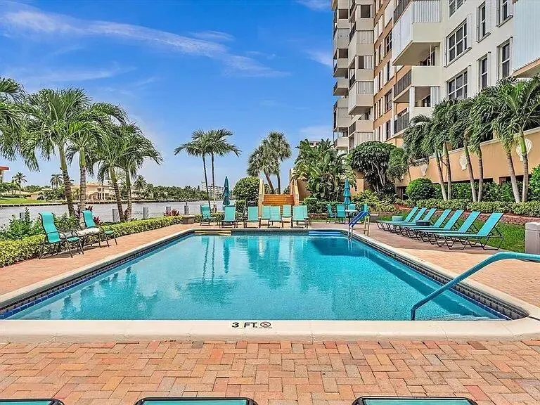 1150 Hillsboro Mile, #707