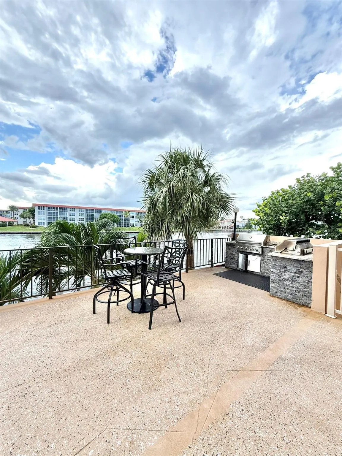 1150 Hillsboro Mile, #707