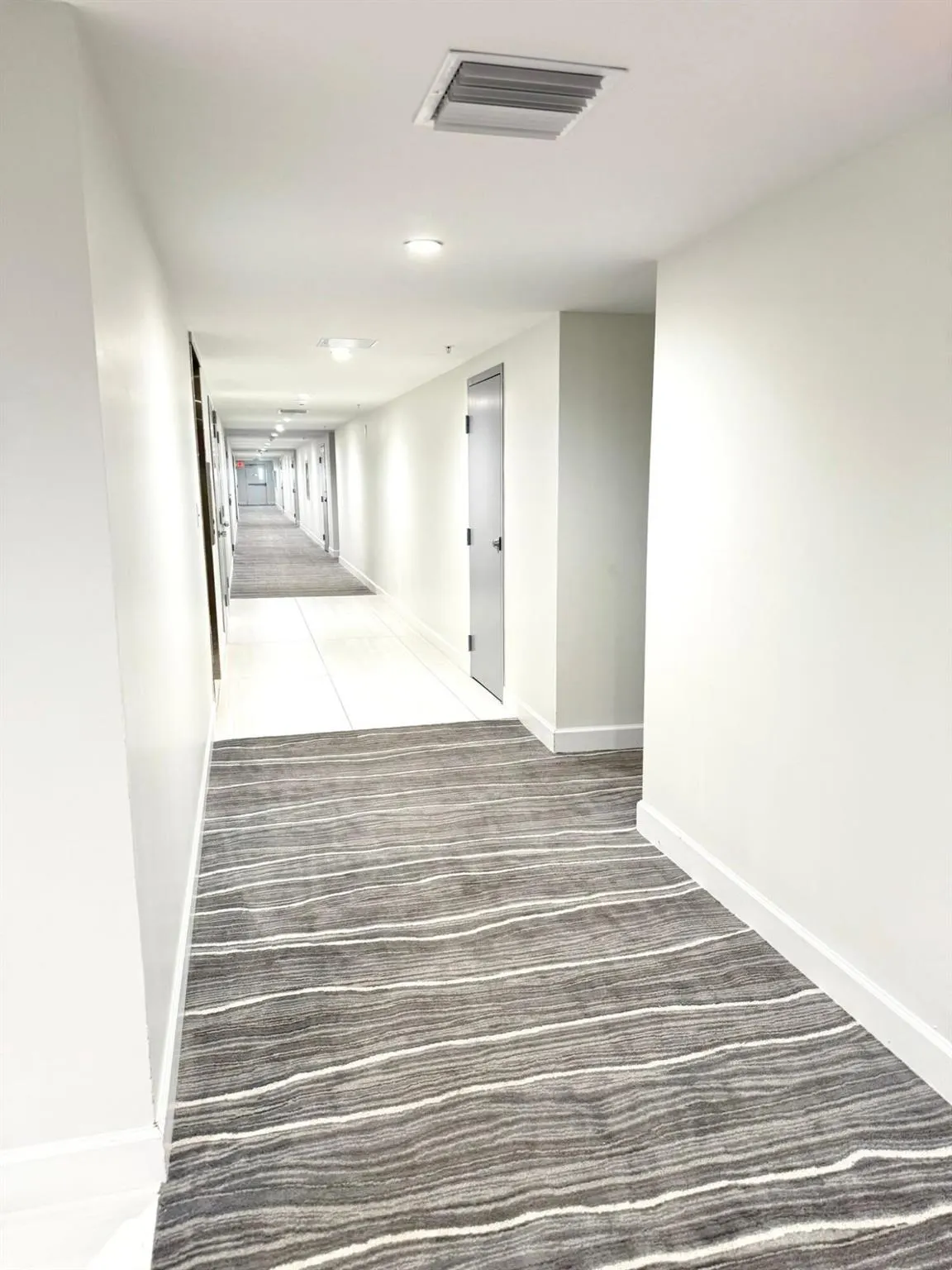 1150 Hillsboro Mile, #707