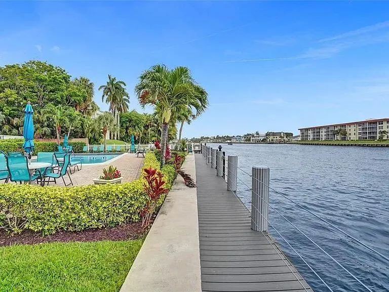 1150 Hillsboro Mile, #707