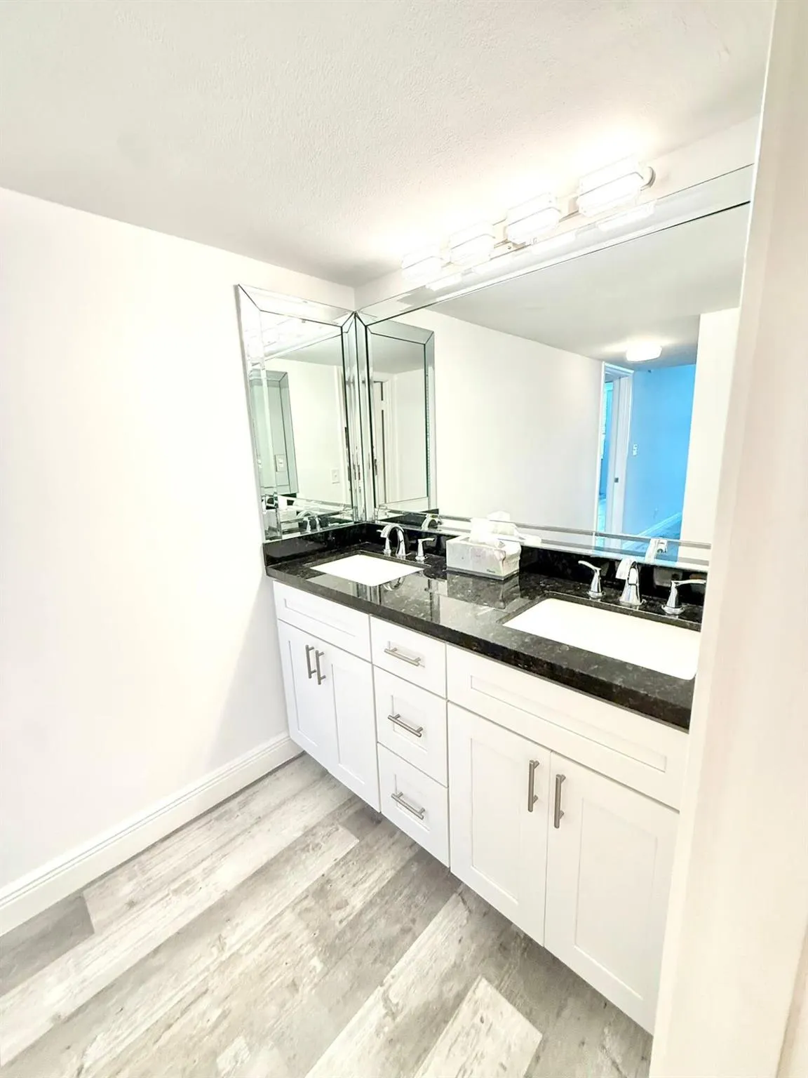 1150 Hillsboro Mile, #707