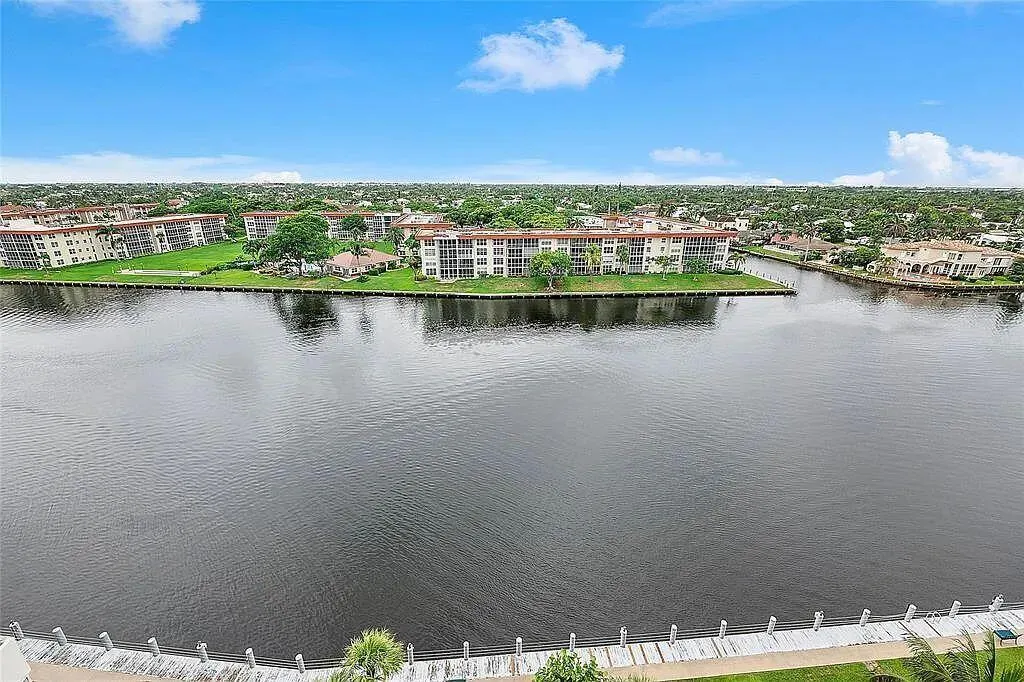 1150 Hillsboro Mile, #707