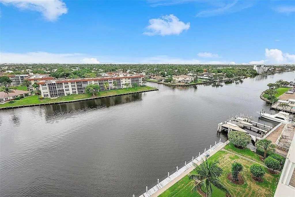 1150 Hillsboro Mile, #707