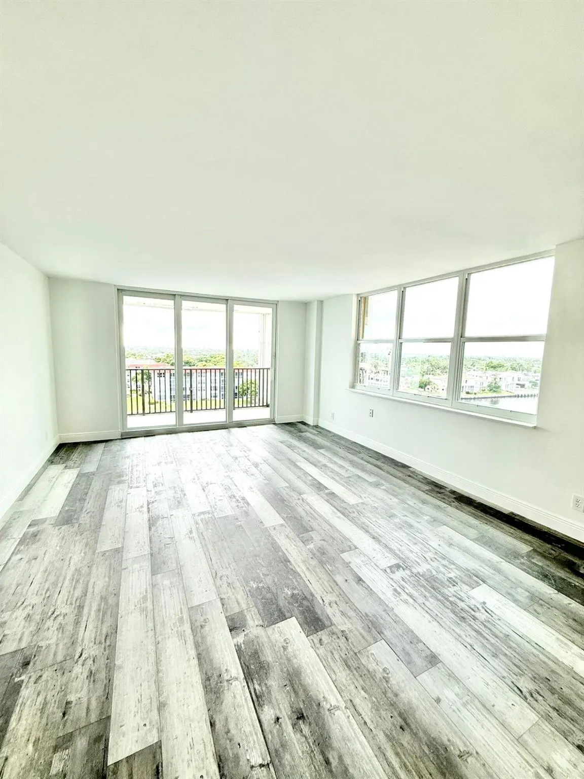 1150 Hillsboro Mile, #707