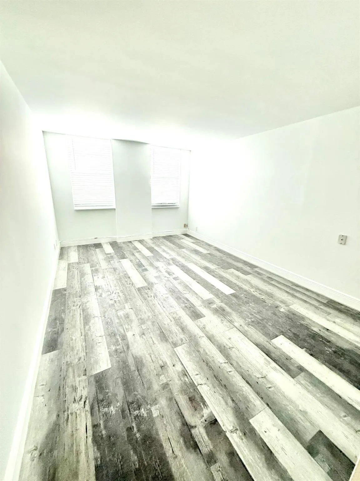 1150 Hillsboro Mile, #707