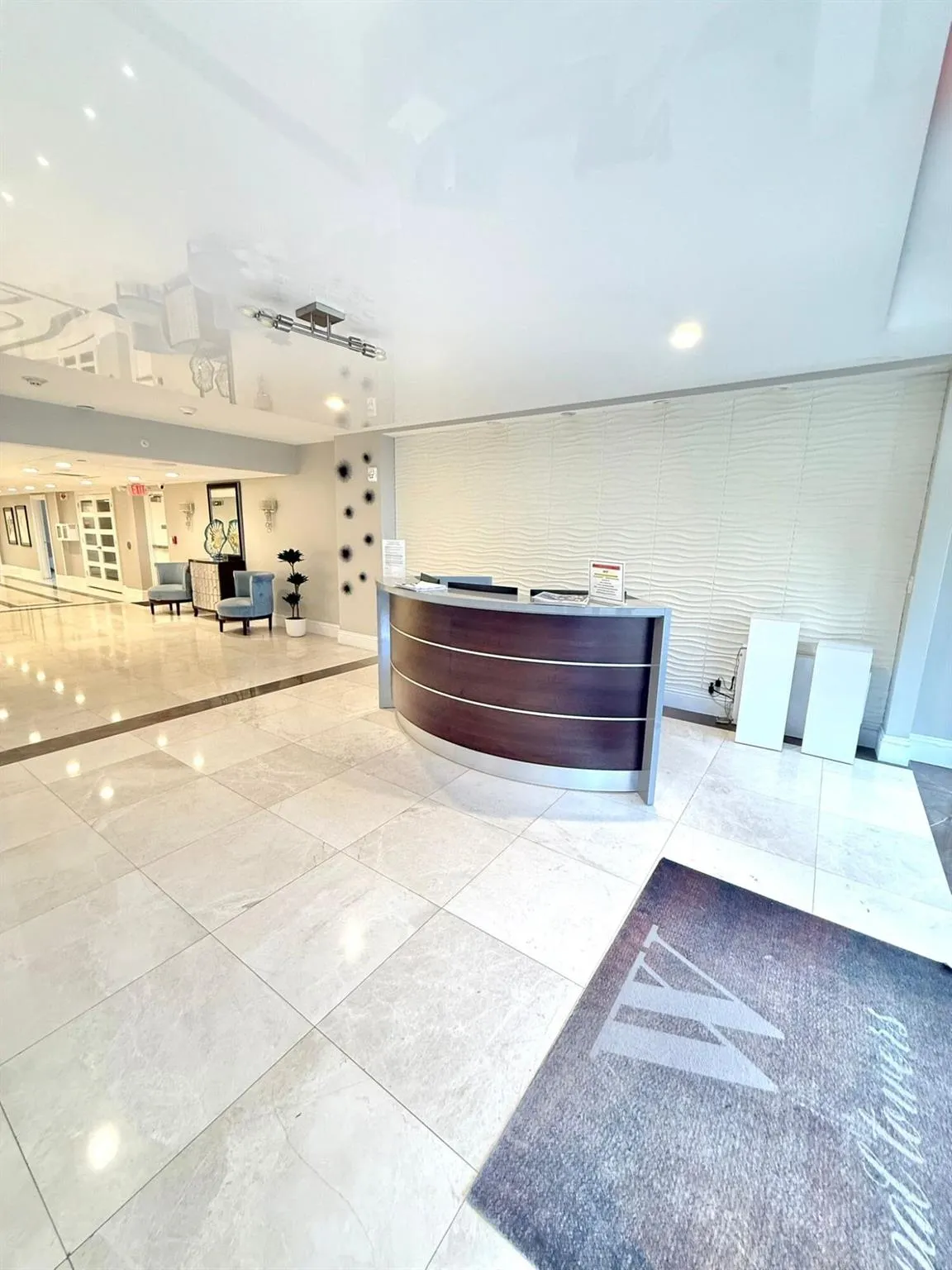 1150 Hillsboro Mile, #707