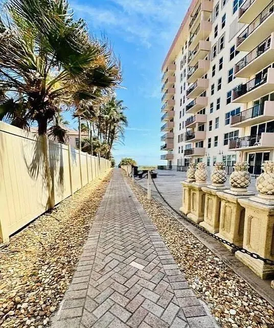 1150 Hillsboro Mile, #707
