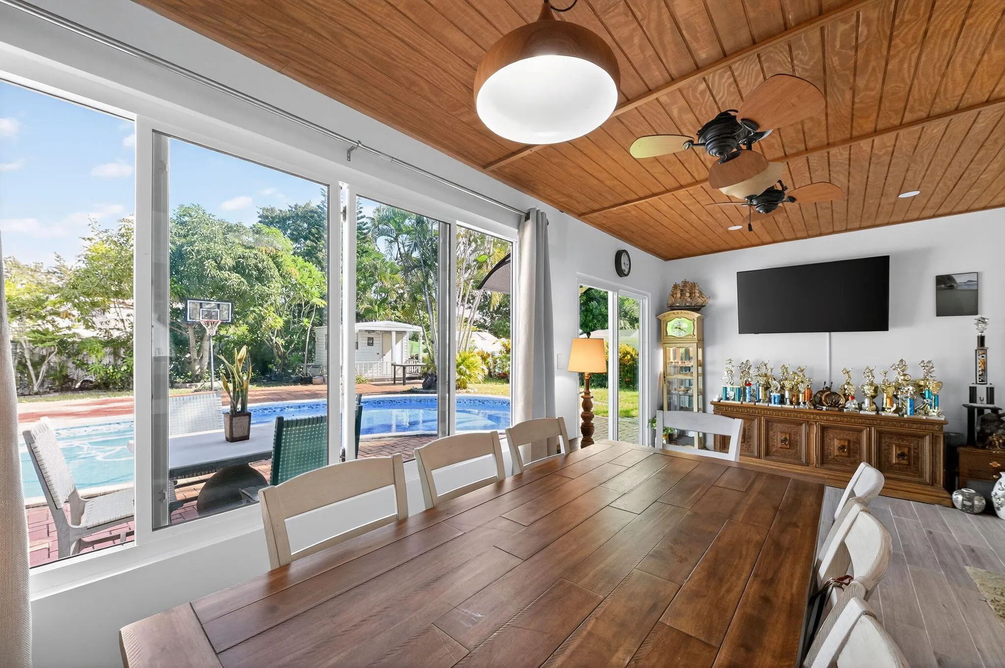 407 Highwood Circle