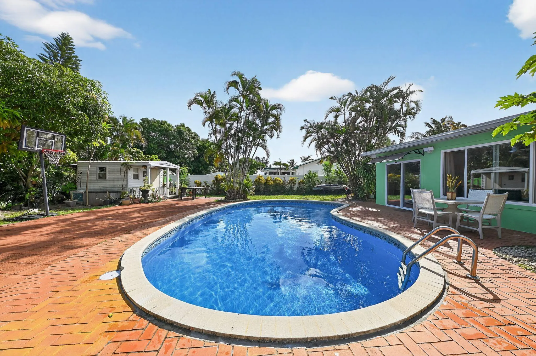 407 Highwood Circle