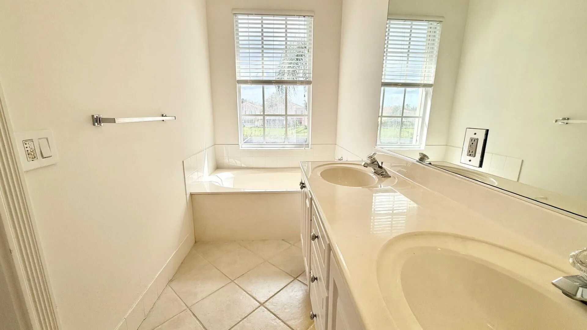 2006 W Tigris Drive