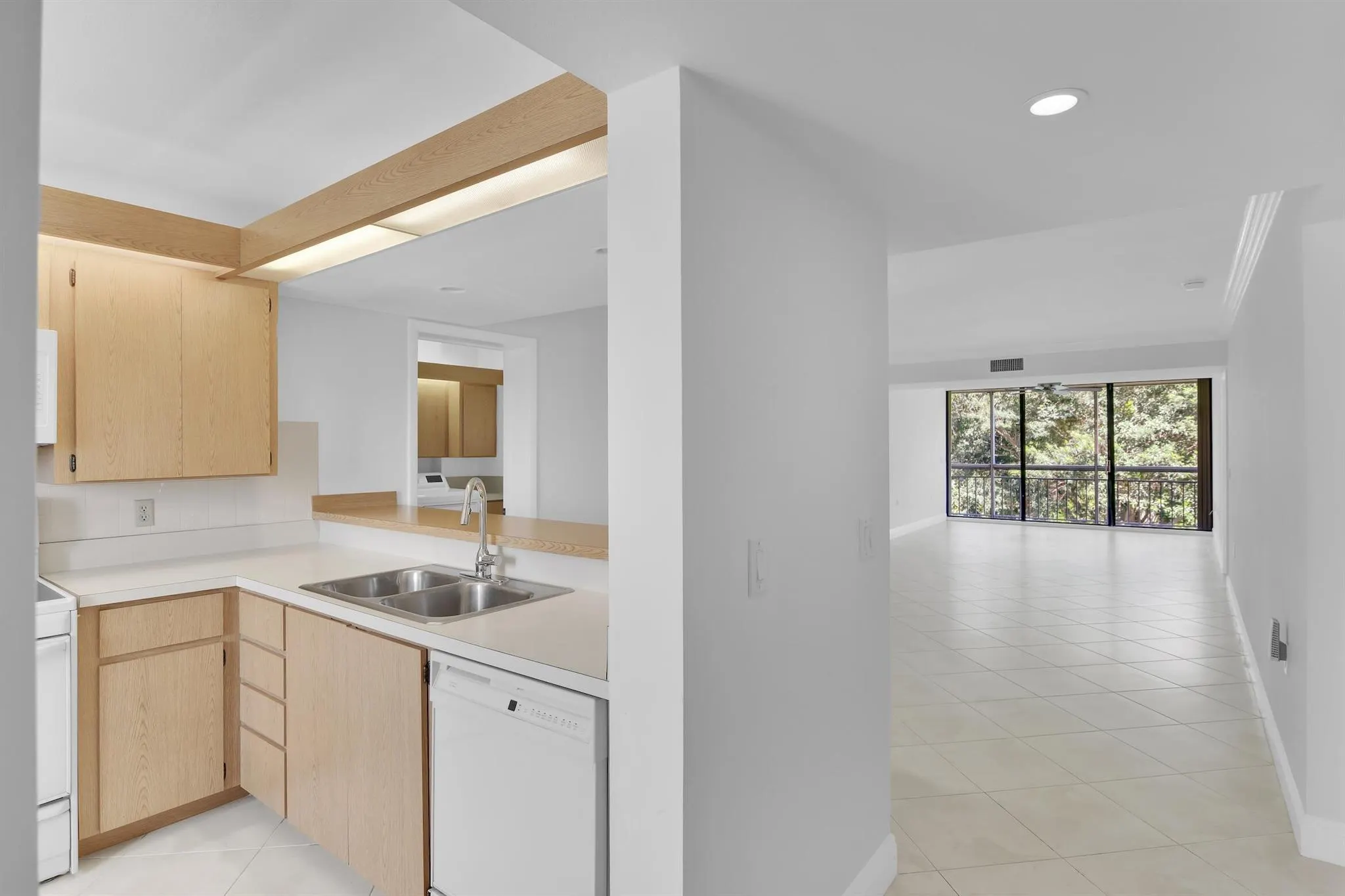 6133 Balboa Circle, #304