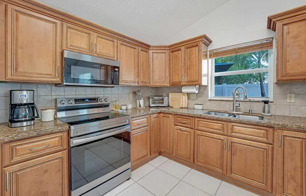 610 NW 207th Avenue
