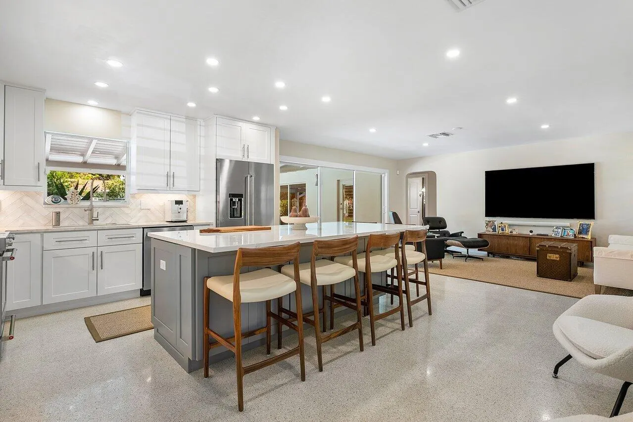 911 SW 27th Terrace