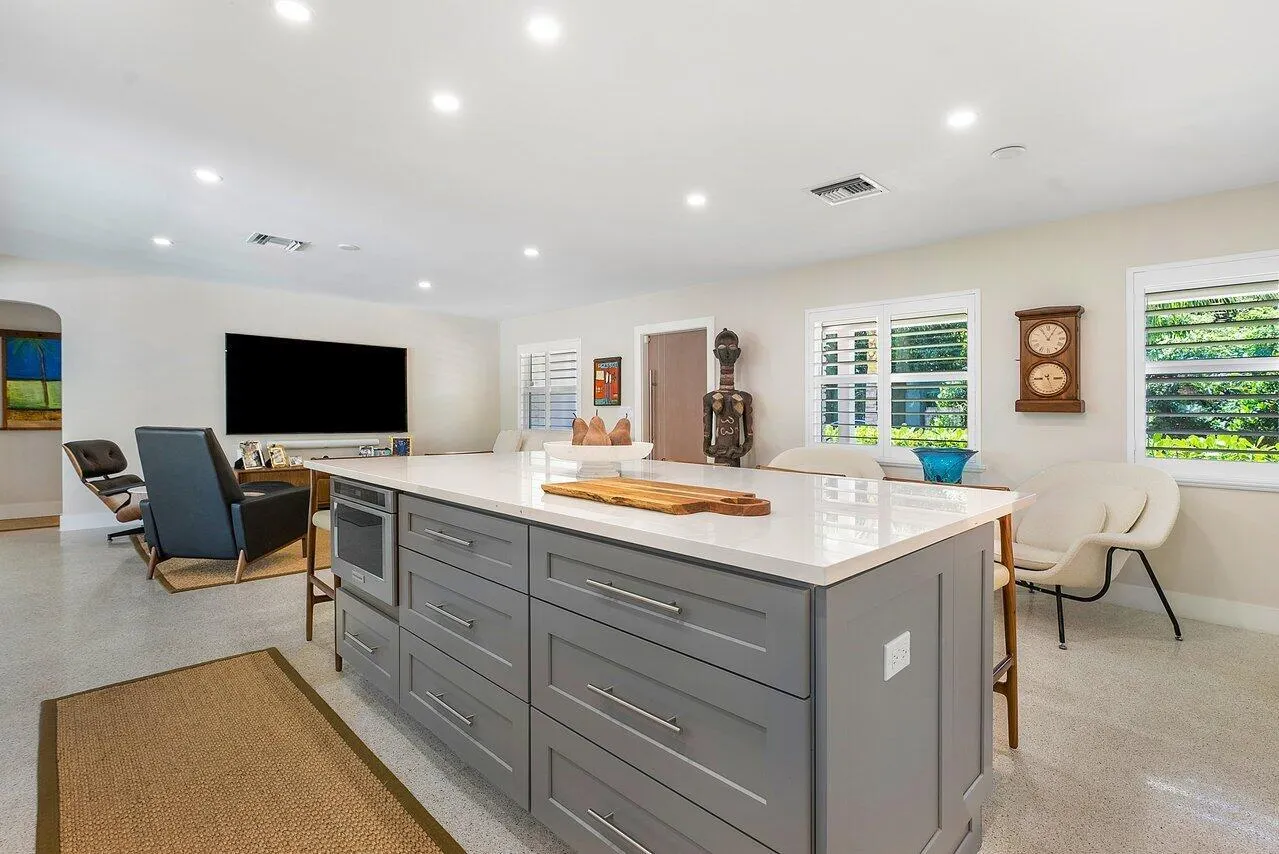 911 SW 27th Terrace