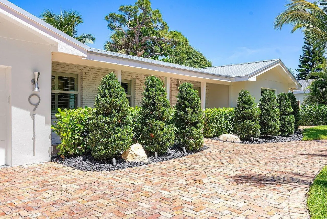 911 SW 27th Terrace